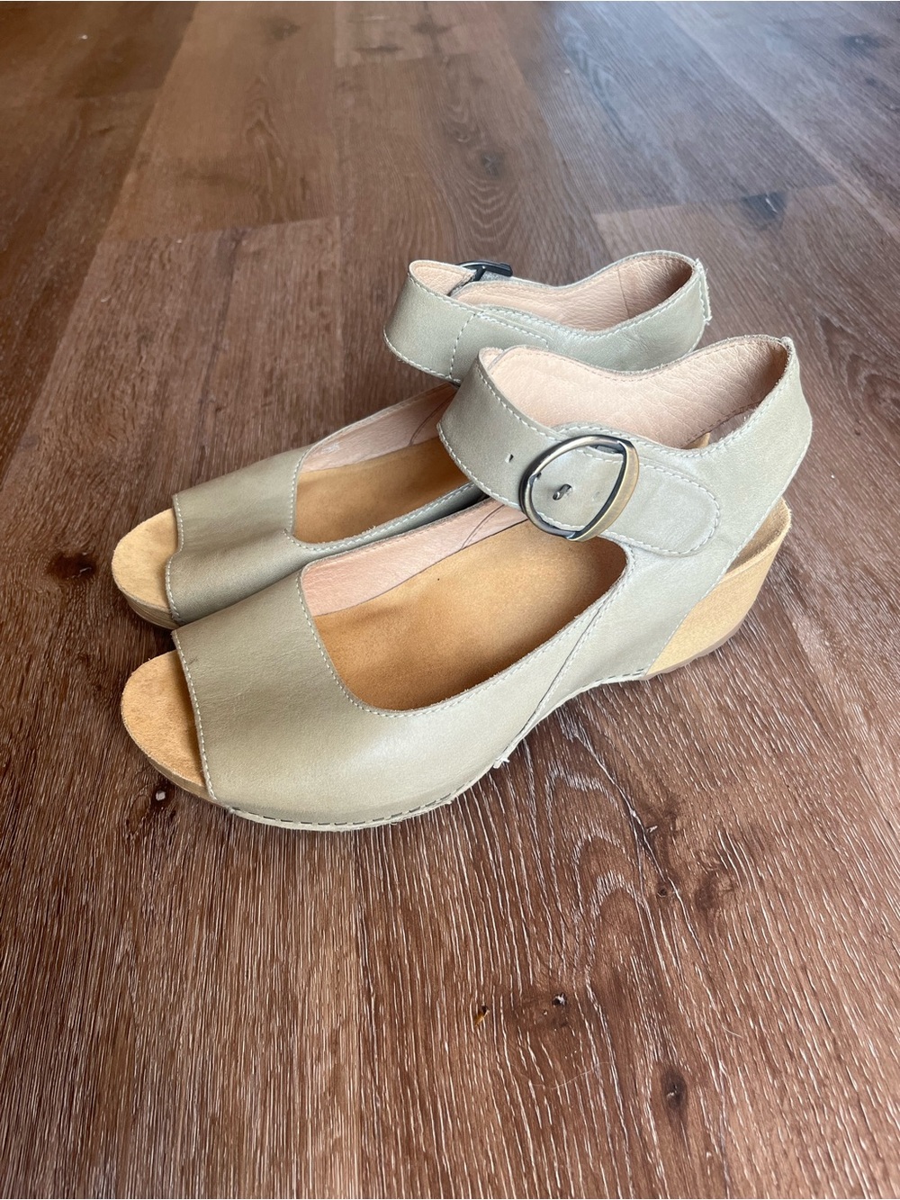 Women’s Dansko Tiana Wedge Sandal – Khaki Burnished Nubuck